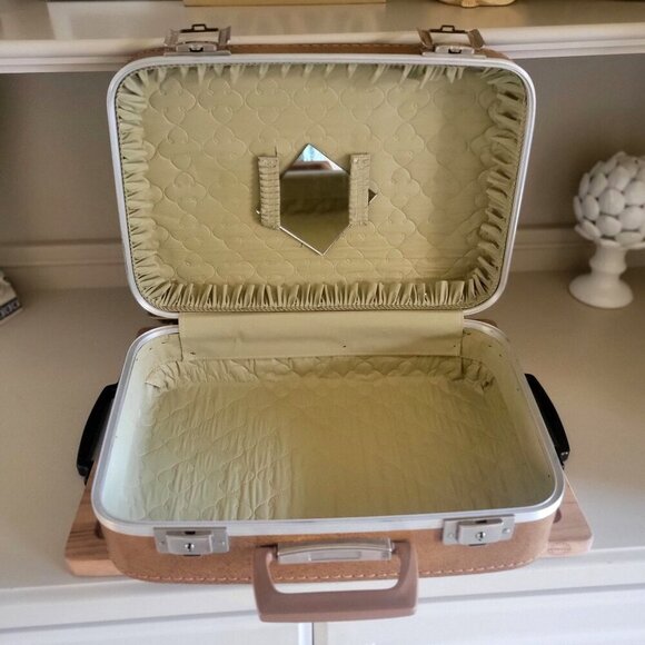 Vintage Brown Vanity Hard Shell Suitcase W Handle and 2 Latches - Picture 2 of 10